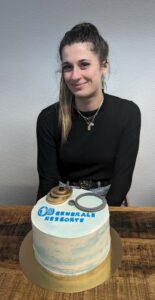 photo employée générale ressorts fête ses 1 an d'ancienneté gâteau bien être professionnel